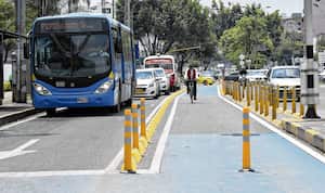 La Calle 9 entre carreras 34 y 37 es uno de los corredores intervenido recientemente con taches y delineadores tubulares para demarcar un tramo nuevo de ciclorruta en la ciudad.