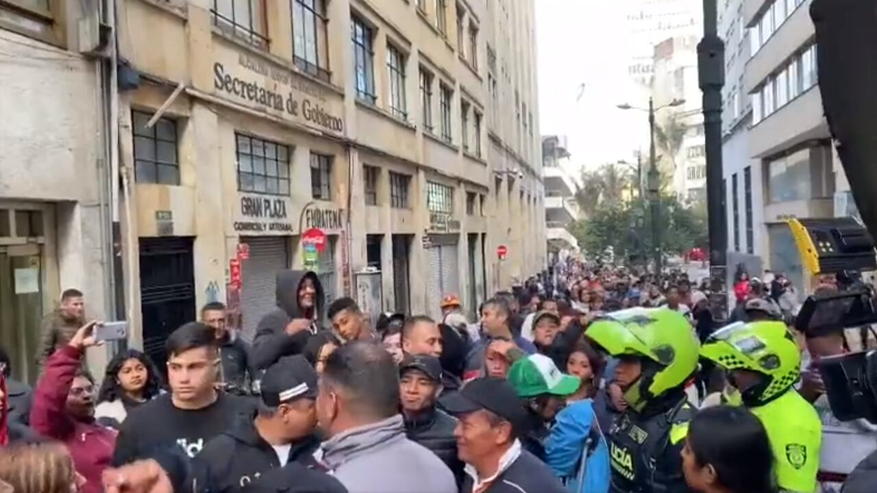 Filas en las afueras de la oficina de expedición de pasaportes en centro de Bogotá.
