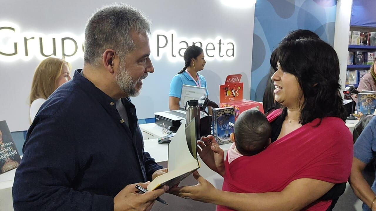 Mario Mendoza destacó el valor del contacto entre Cali y el Pacífico, un puente cultural que considera esencial para la literatura del país.