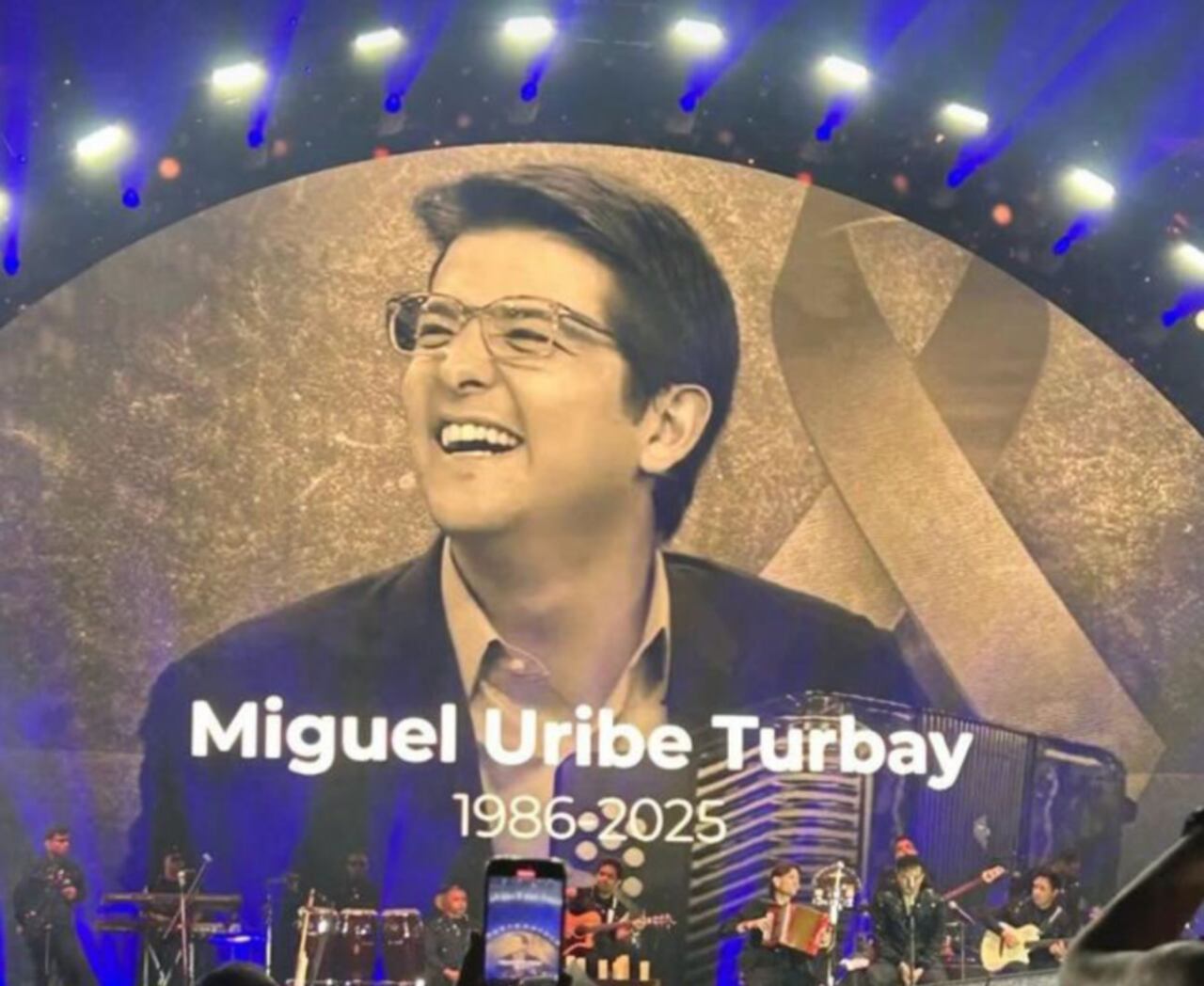 Silvestre Dangond rindió homenaje a Miguel Uribe Turbay durante su concierto en Bogotá.