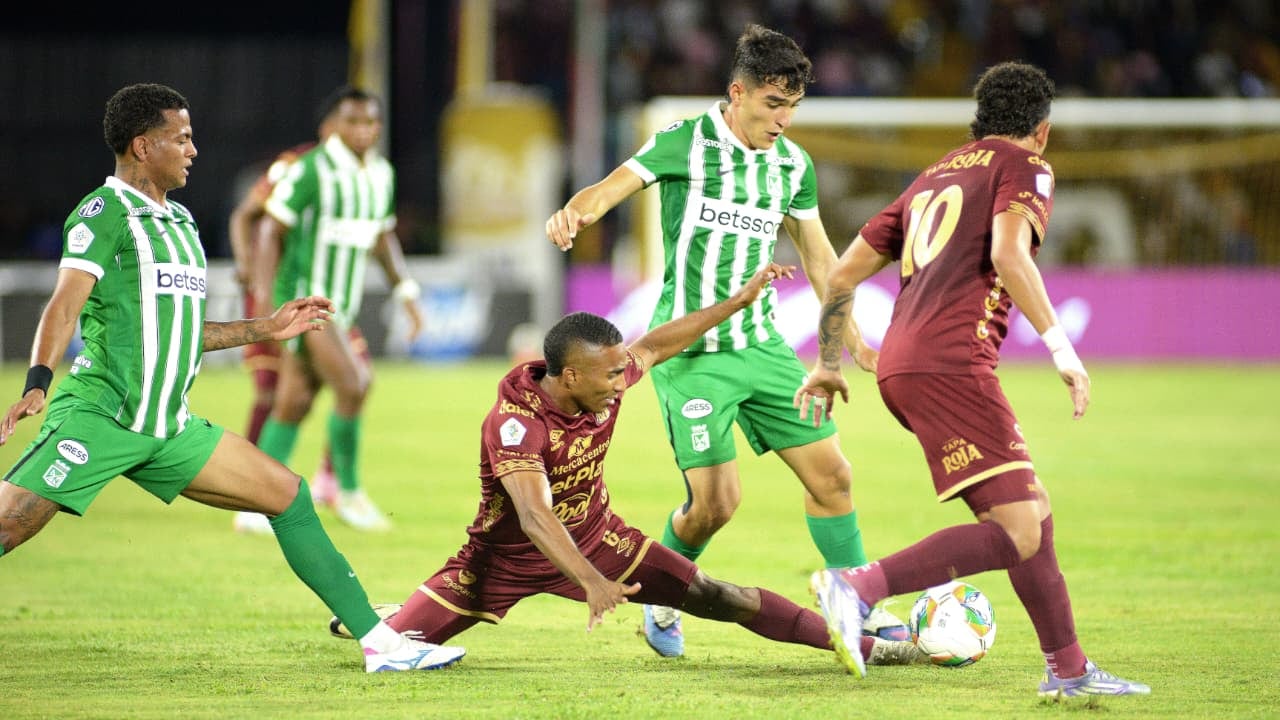 Imagen del partido de ida de las semifinales de la Liga Colombiana 2026 entre Deportes Tolima y Atlético Nacional.