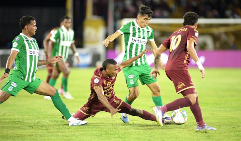 Imagen del partido de ida de las semifinales de la Liga Colombiana 2026 entre Deportes Tolima y Atlético Nacional.