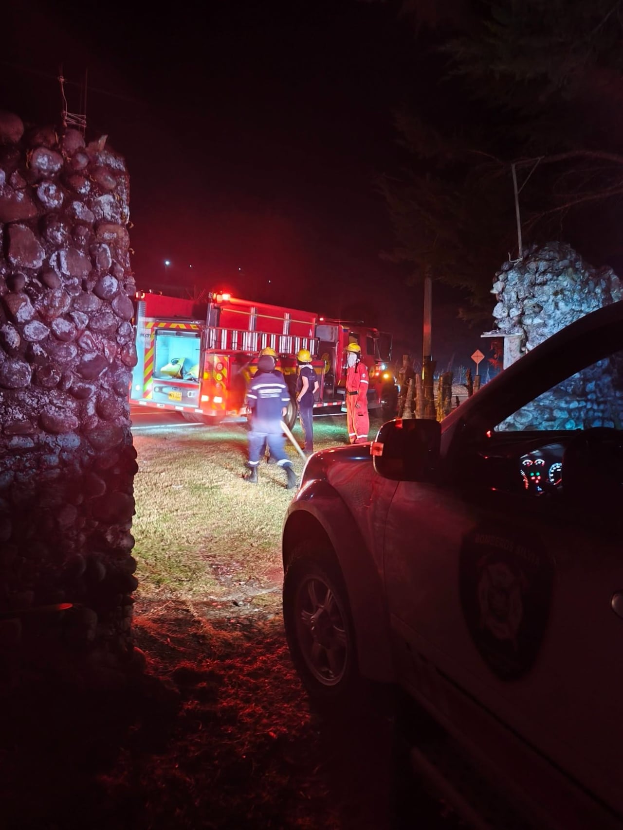 Bomberos de los municipios de El Tambo y Timbío rescatan a un oso hormiguero que aullaba de dolor tras quedar atrapado en el voraz incendio forestal del sector de Puerto Llave, en el Cauca. Esta misma situación se presentó en los municipios de Silvia y Piendamó.