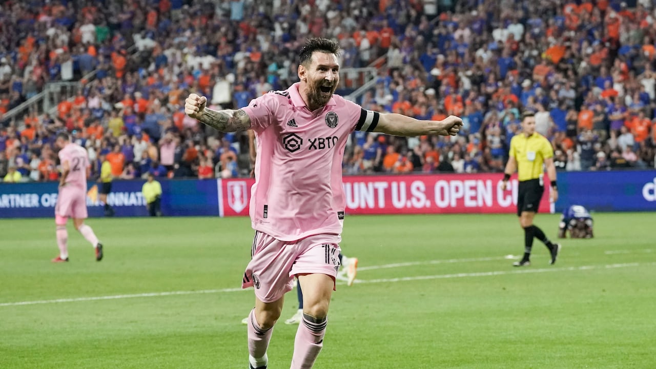 El argentino Lionel Messi, del Inter Miami, festeja un tanto de su compañero Leonardo Campana, en la semifinal de la US Open Cup ante el Cincinnati, el miércoles 23 de agosto de 2023 (AP Foto/Joshua A. Bickel)