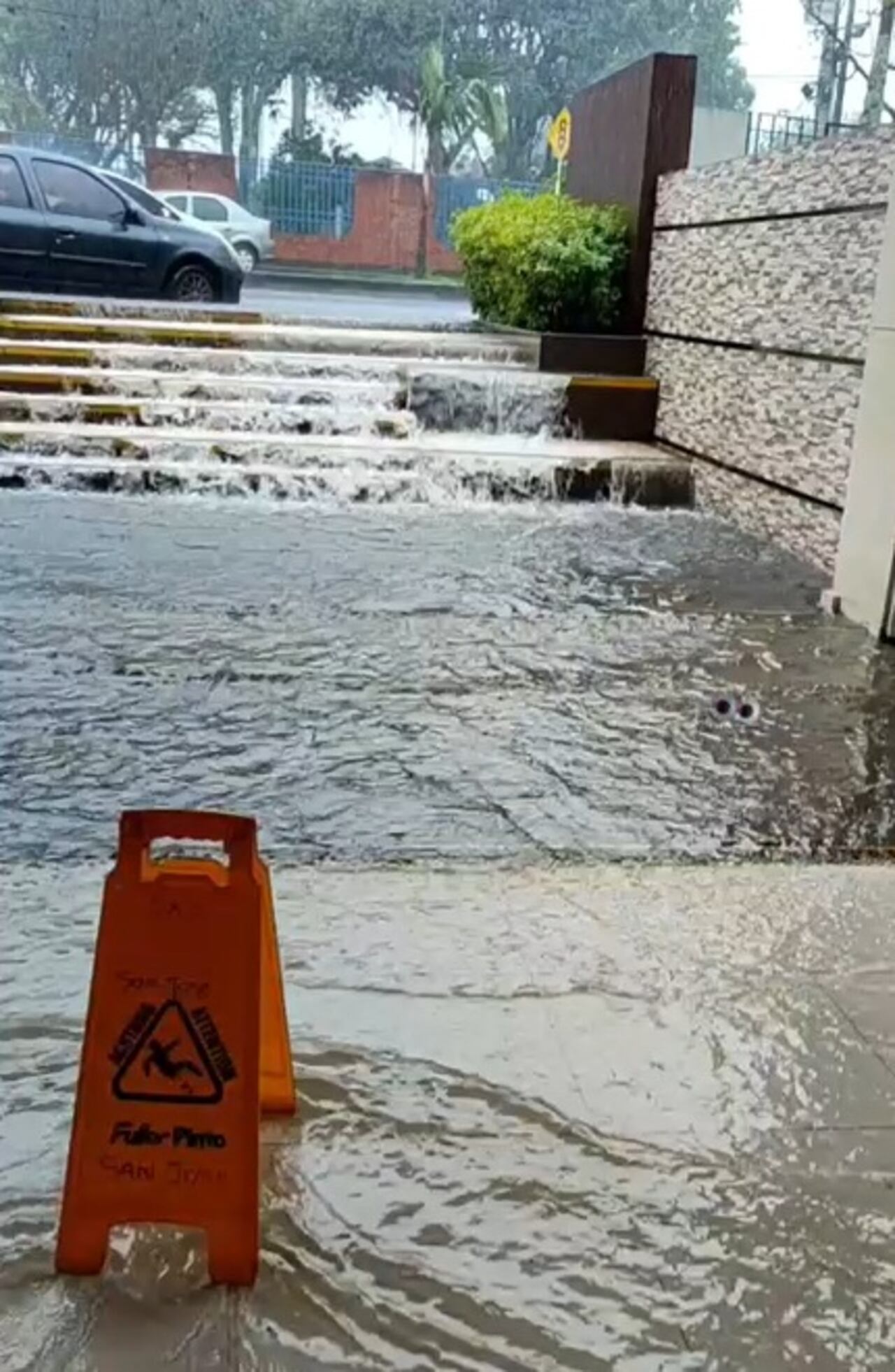 Varios barrios de la capital del Cauca terminaron inundados tras el fuerte aguacero registrado en las últimas horas en esta parte del suroccidente colombiano.