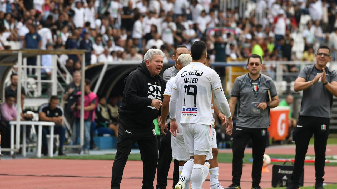 Hernán Darío Herrera (izq.) da indicaciones en el partido entre Once Caldas y Atlético Nacional.