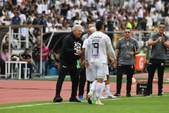 Hernán Darío Herrera (izq.) da indicaciones en el partido entre Once Caldas y Atlético Nacional.