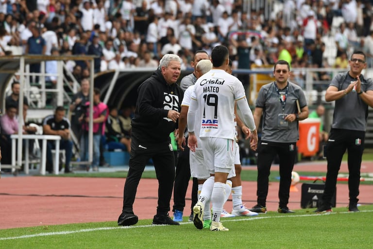 Hernán Darío Herrera (izq.) da indicaciones en el partido entre Once Caldas y Atlético Nacional.