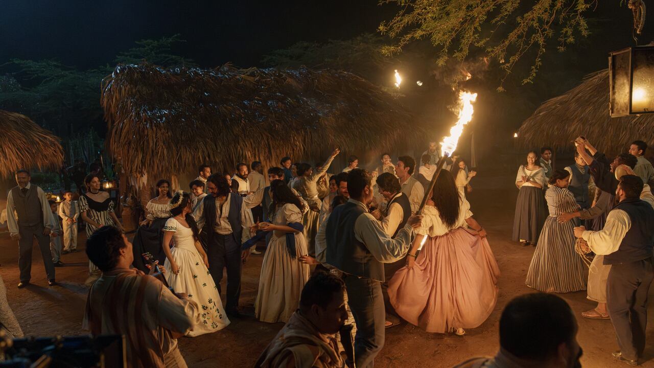 Cien Años de Soledad S1. (L to R) Susana Morales as Úrsula Iguarán, Marco Antonio González as José Arcadio Buendía, in Cien Años de Soledad. Cr. Mauro González /Netflix © 2024 | Scene from Úrsula Iguarán and José Arcadio Buendía’s wedding filmed in a rancheria in La Guajira.