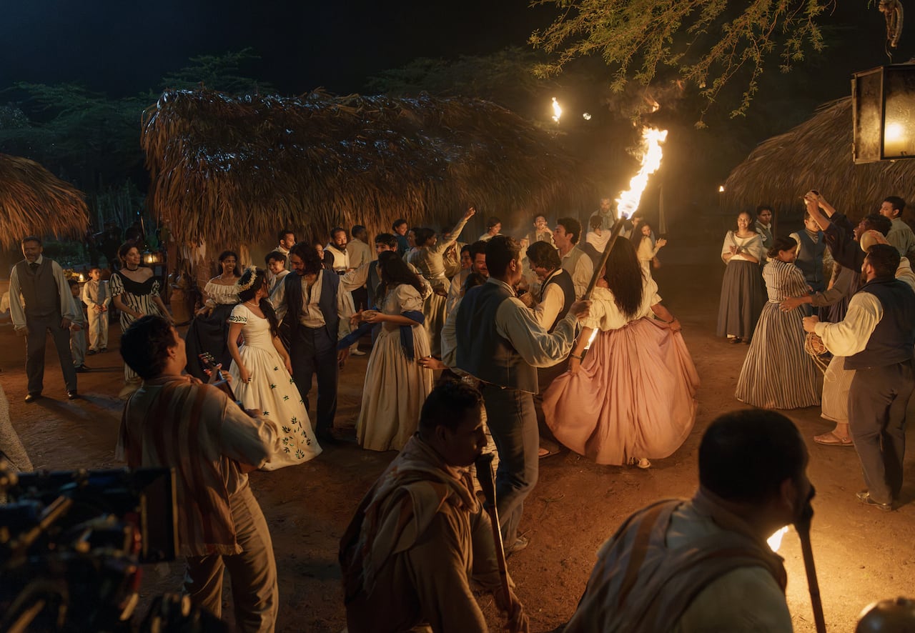 Cien Años de Soledad S1. (L to R) Susana Morales as Úrsula Iguarán, Marco Antonio González as José Arcadio Buendía, in Cien Años de Soledad. Cr. Mauro González /Netflix © 2024 | Scene from Úrsula Iguarán and José Arcadio Buendía’s wedding filmed in a rancheria in La Guajira.
