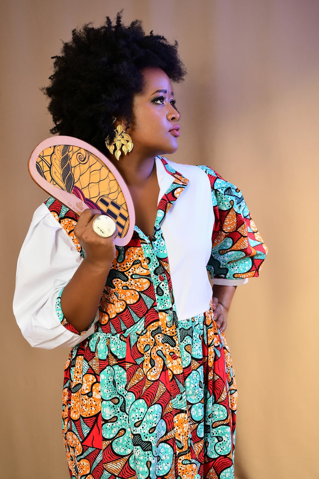 Ikandra canta en la serie María, la Carpichosa.