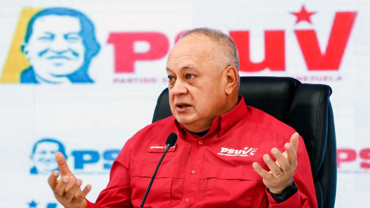 El ministro de Relaciones Interiores, Justicia y Paz de Venezuela, Diosdado Cabello, hace un gesto durante una conferencia de prensa del Partido Socialista Unido de Venezuela (PSUV) en Caracas el 13 de octubre de 2025. (Foto de Pedro MATTEY / AFP)