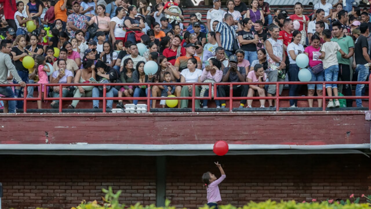 Personas desplazadas por el conflicto armado en el Catatumbo esperan en el estadio General Santander de Cúcuta para recibir asistencia y donaciones entregadas por la Alcaldía y diversas entidades.