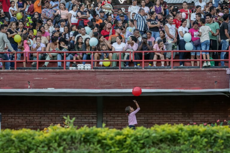 Personas desplazadas por el conflicto armado en el Catatumbo esperan en el estadio General Santander de Cúcuta para recibir asistencia y donaciones entregadas por la Alcaldía y diversas entidades.