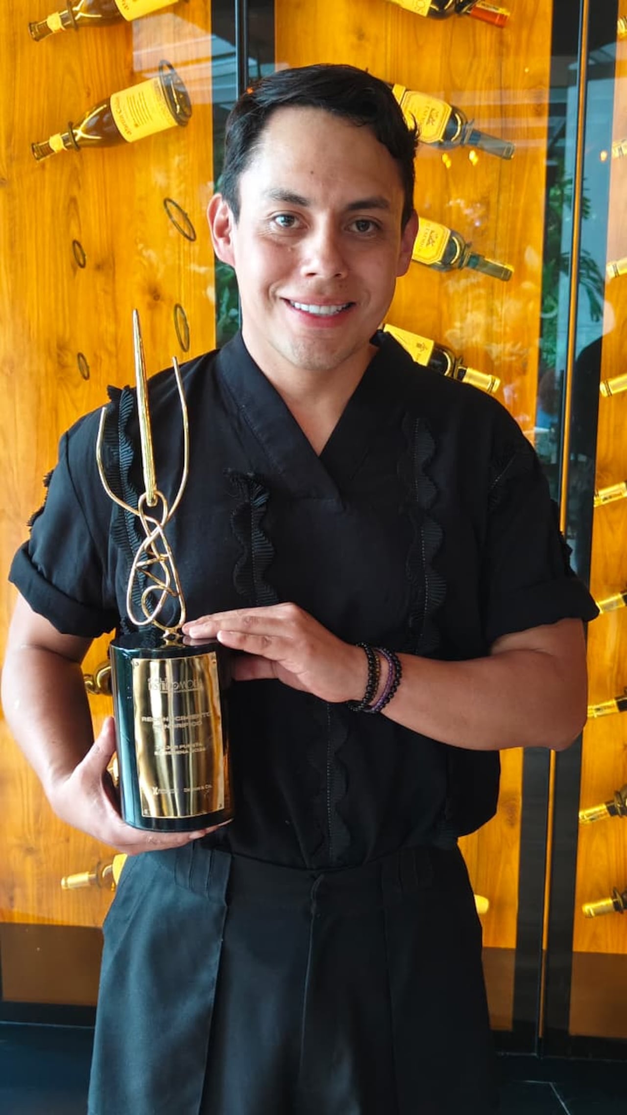 Ángel Kujabán, ganador Mejor Puesta en Escena Cali Distrito Moda 2026.