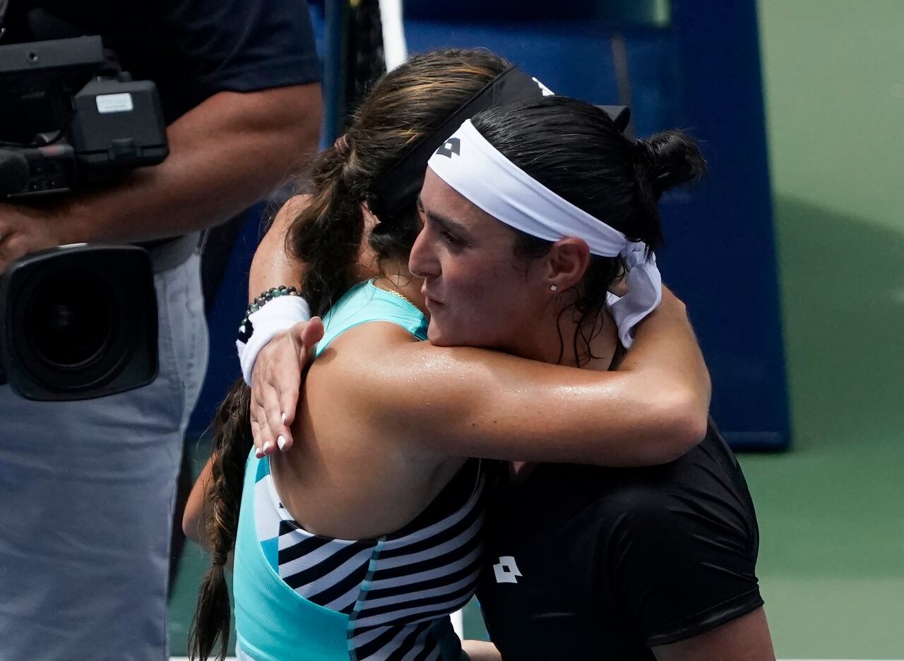 Abrazo entre Camila Osorio y Ons Jabeur en el partido de primera ronda del US OPNES 2023