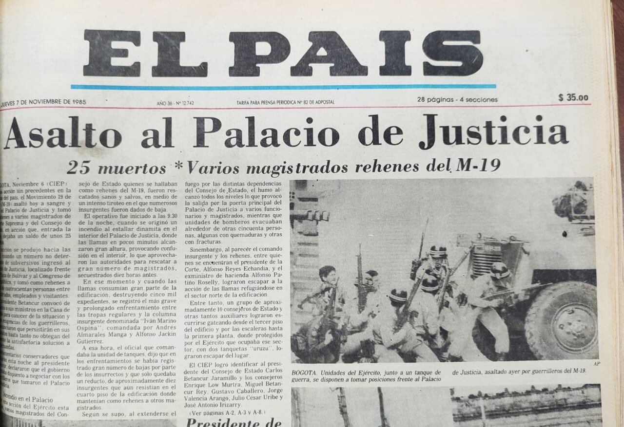 Portada de El País de noviembre de 1985, con la imagen del Palacio de Justicia.