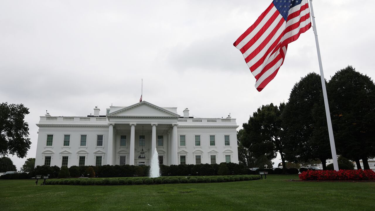 La bandera de los Estados Unidos se ondea a las afueras de la Casa Blanca, en Washington D.C.
