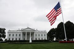 La bandera de los Estados Unidos se ondea a las afueras de la Casa Blanca, en Washington D.C.