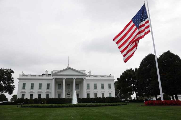 La bandera de los Estados Unidos se ondea a las afueras de la Casa Blanca, en Washington D.C.