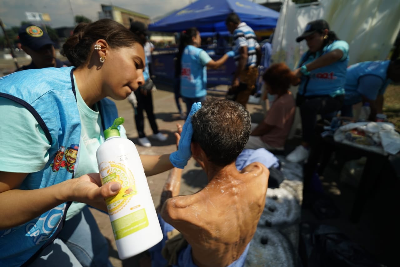 Cali vivió una jornada de ayuda humanitaria para habitantes de calle en la Carrera 15 con Calle 15.