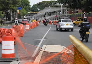 Cali: Cierre de un carril de la Autopista Sur Oriental por inicio de instalación de las graderías para la Feria de CAli. Foto José L Guzmán. El País