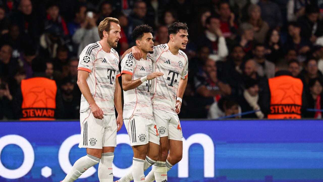 El delantero colombiano del Bayern de Múnich, Luis Díaz (C), número 14, celebra con sus compañeros tras marcar el segundo gol de su equipo durante el partido de la jornada 4 de la fase de grupos de la UEFA Champions League entre el Paris Saint-Germain (PSG) y el FC Bayern de Múnich en el Parque de los Príncipes de París, el 4 de noviembre de 2025. (Foto de FRANCK FIFE / AFP)
