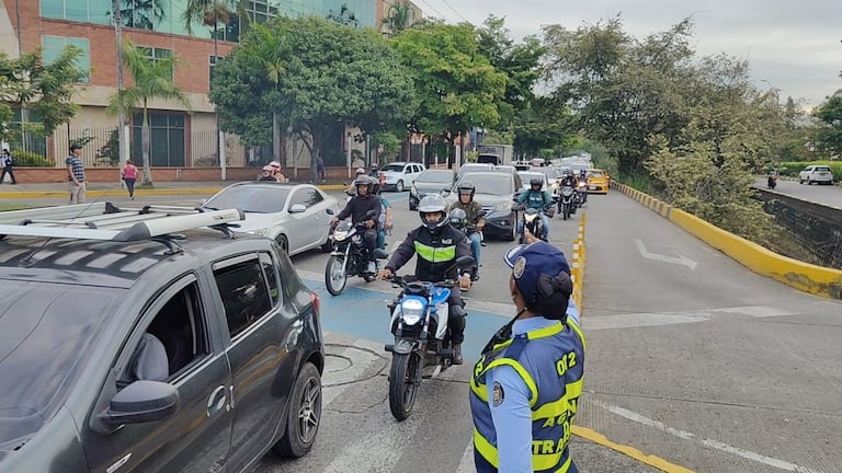 La Secretaría de Movilidad de Cali está implementando este lunes, 9 de febrero de 2026, el ‘Plan Ola Verde’ en los principales corredores viales.