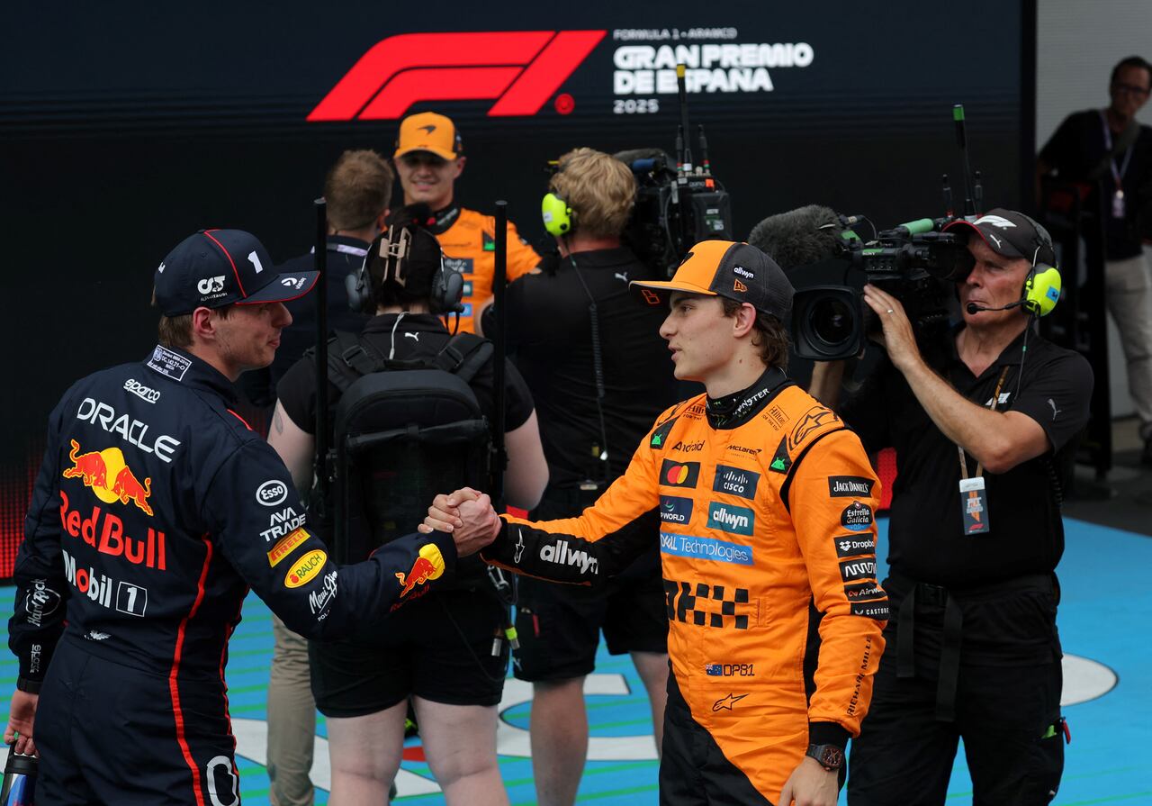 El piloto australiano Oscar Piastri de McLaren, ganador de la pole position, es recibido por el piloto holandés Max Verstappen de Red Bull (izq.) después de la sesión de clasificación.