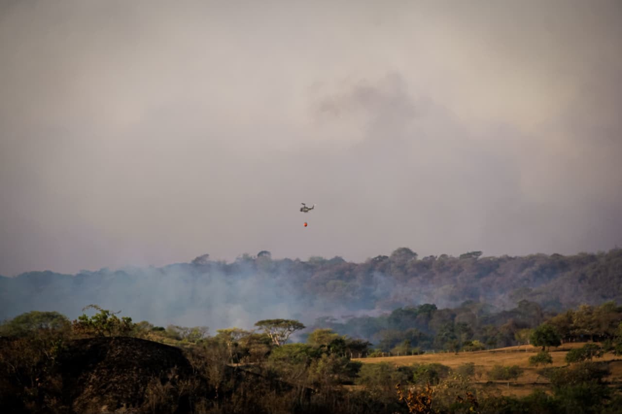 Helicóptero de la FAC inmerso en la nube de humo por los incendios en el Tolima.