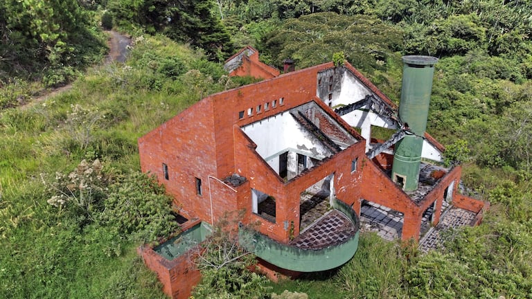 tema de domingo , casas en abandono por muchos años del narcotraficante Pacho Herrera en el Lago Calima en el Valle