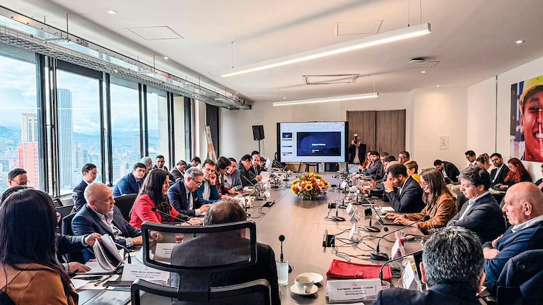 Pese a las reuniones bilaterales, con jornadas de seis y más horas, la negociación sigue en el mismo punto. Nadie cede.