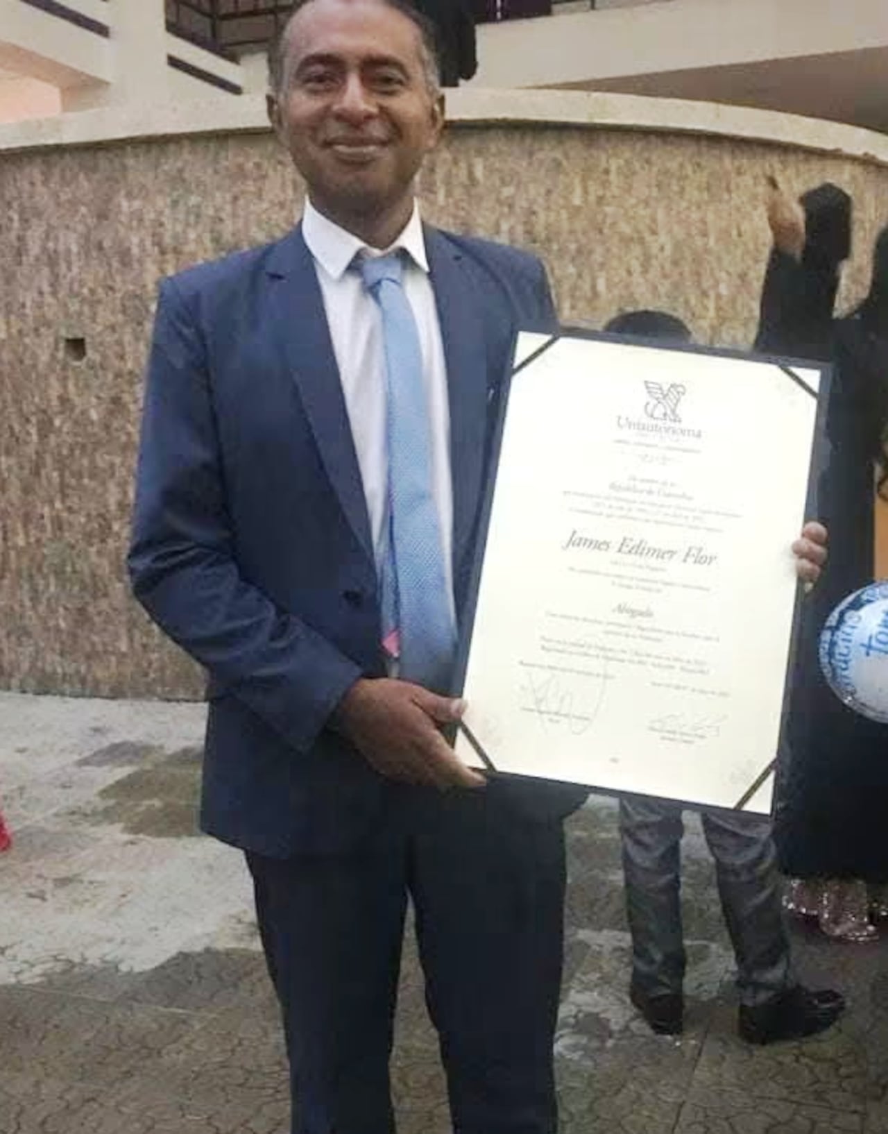 James Flor era abogado de la Corporación Universitaria Autónoma del Cauca, profesión que le permitía adelanta la defensa de los derechos de los campesinos de Cajibío, Cauca.
