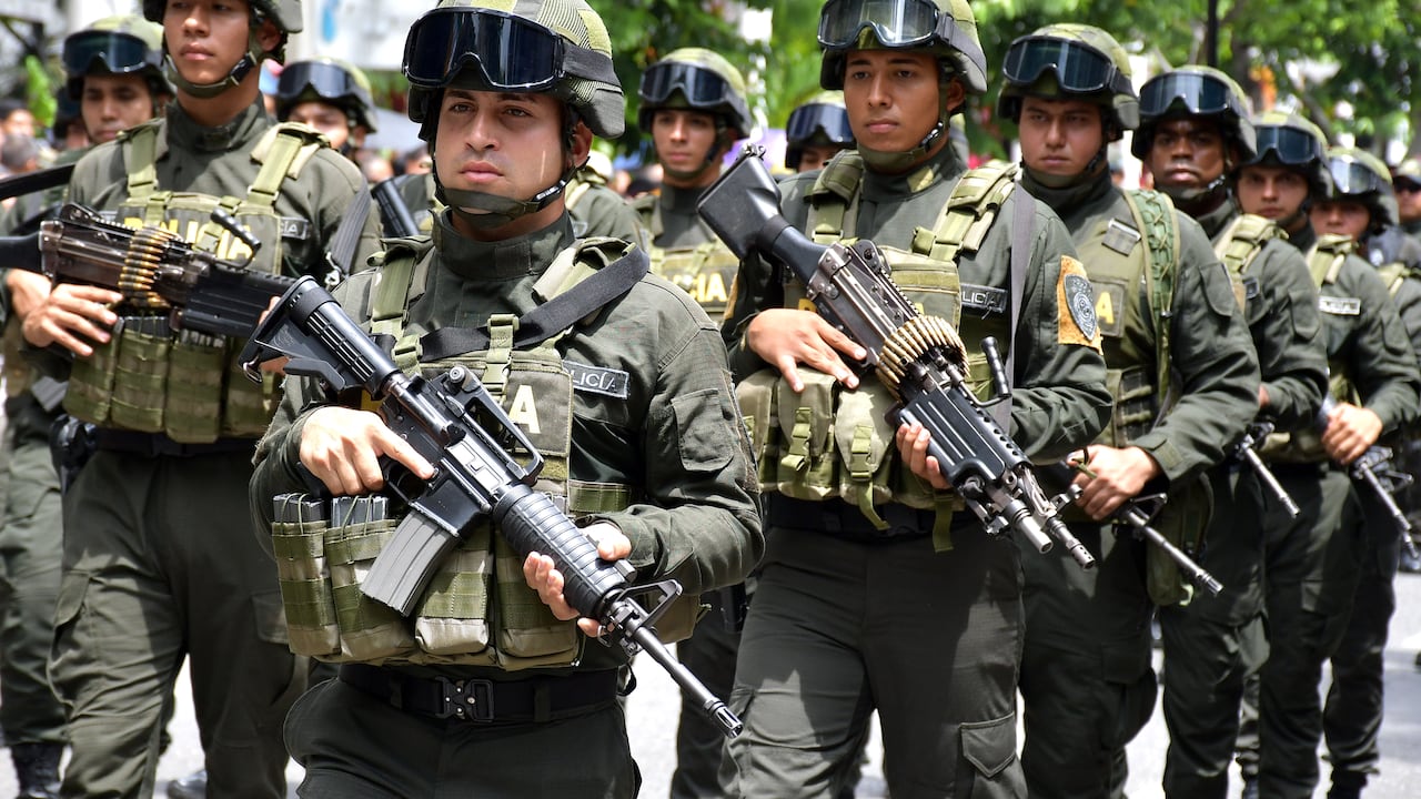 Este domingo 20 de julio, cientos de caleños llegaron hasta la tradicional Avenida Sexta, en el norte de Cali, para acompañar el desfile militar y policial con el que se conmemoraron los 215 años de la Independencia de Colombia, El desfile comenzó en la Plazoleta Jairo Varela y terminó en el CAI de Chipichape, en el norte de la ciudad y se convirtió en un acto lleno de civismo, orgullo patrio y reconocimiento a la labor de la Fuerza Pública. Fotos Raúl Palacios / El País.