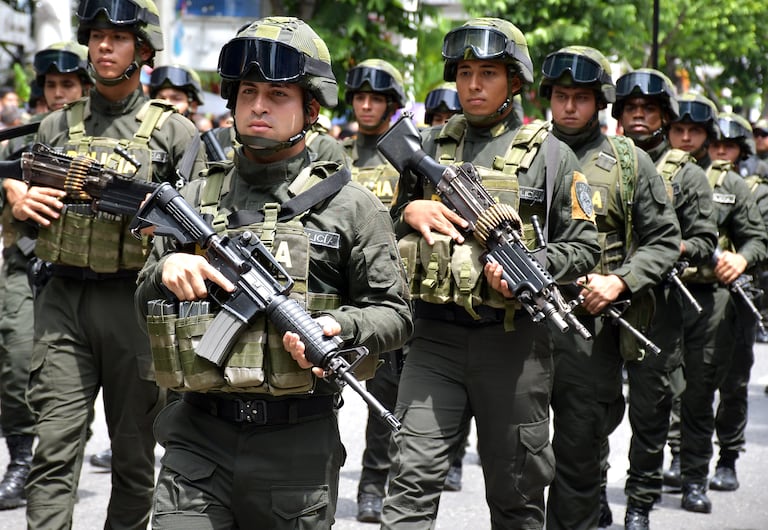 Este domingo 20 de julio, cientos de caleños llegaron hasta la tradicional Avenida Sexta, en el norte de Cali, para acompañar el desfile militar y policial con el que se conmemoraron los 215 años de la Independencia de Colombia, El desfile comenzó en la Plazoleta Jairo Varela y terminó en el CAI de Chipichape, en el norte de la ciudad y se convirtió en un acto lleno de civismo, orgullo patrio y reconocimiento a la labor de la Fuerza Pública. Fotos Raúl Palacios / El País.