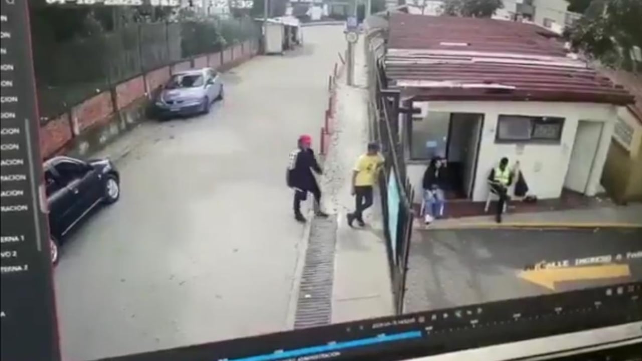 El agresor atacó por la espalda a sus víctimas.