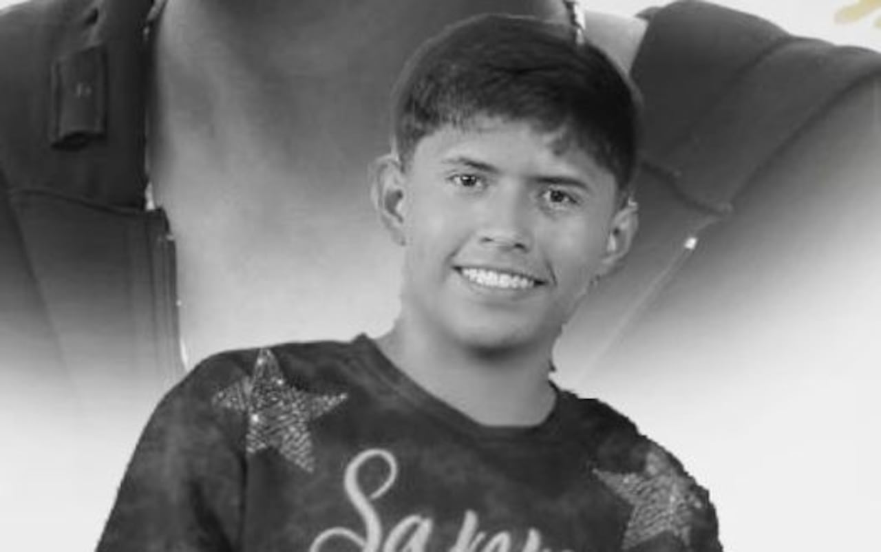 El acto contó con el acompañamiento de estudiantes, dinamizadores pedagógicos, familiares, amigos y comunidad en general, quienes se unieron en un sentido homenaje a Diego Samir Menza Pito.