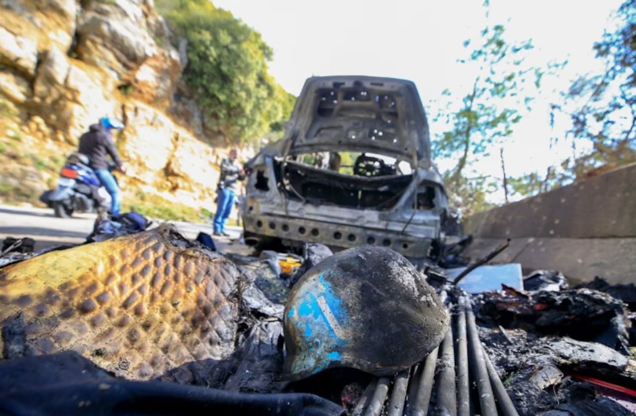 Israel aseguró que uno de los comunicadores tenía vínculos con Hezbolá, mientras Líbano denuncia una violación al derecho internacional.