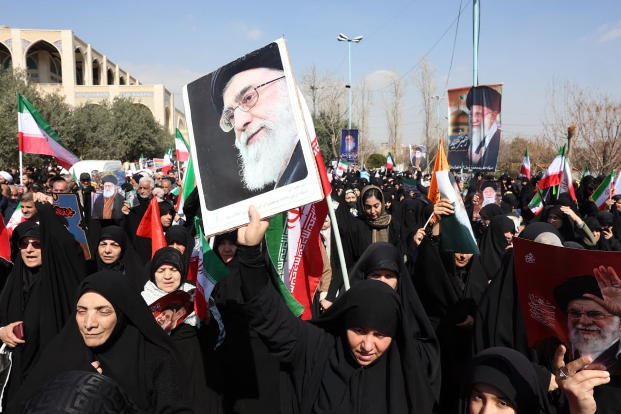 Personas sostienen retratos del asesinado líder supremo iraní, el ayatolá Alí Jamenei.