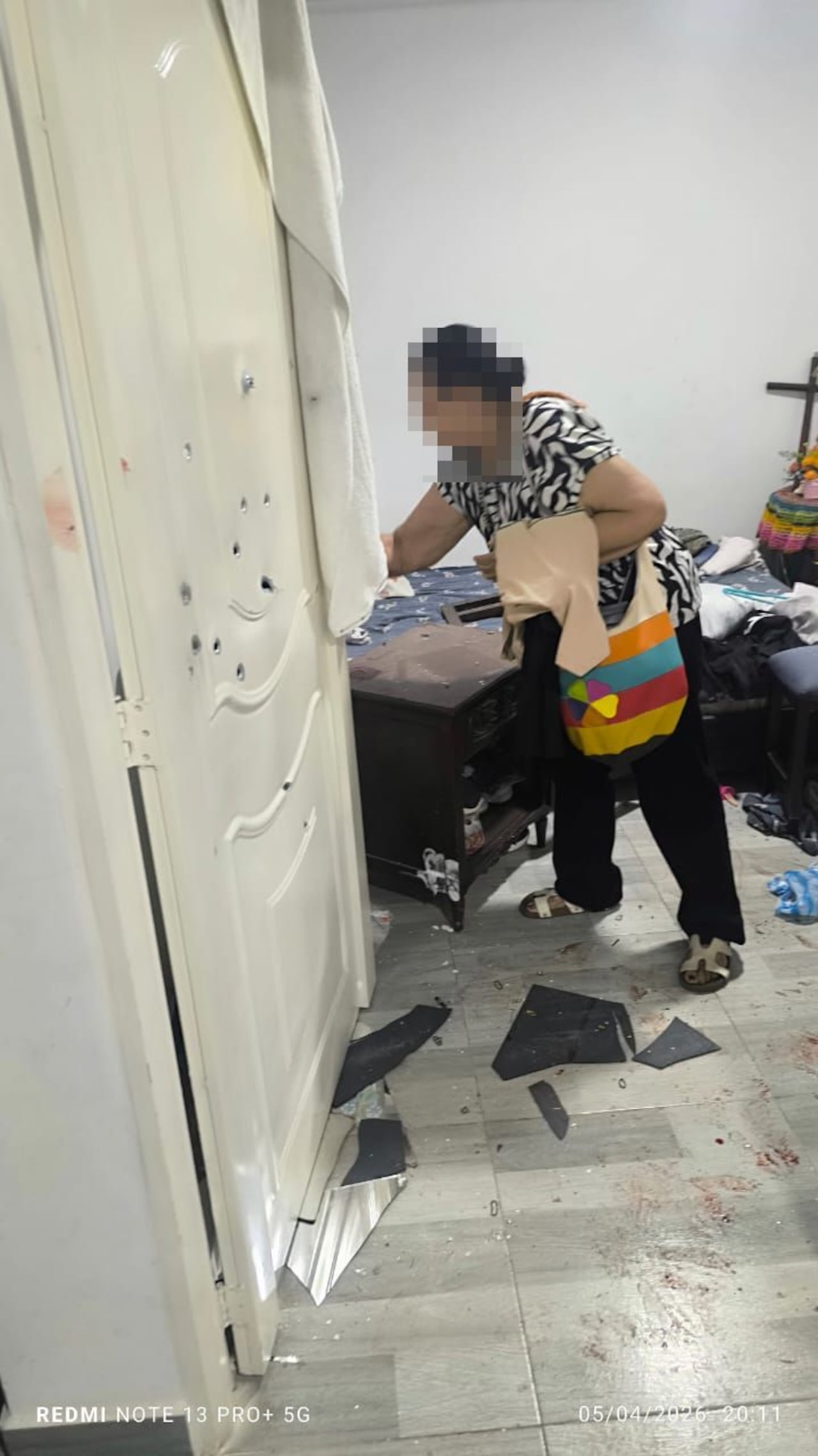 Así quedó la puerta de la vivienda donde fue atacado Juan Sebastián Castaño Medina en la noche del pasado domingo 6 de abril, relataron líderes sociales de este municipio.