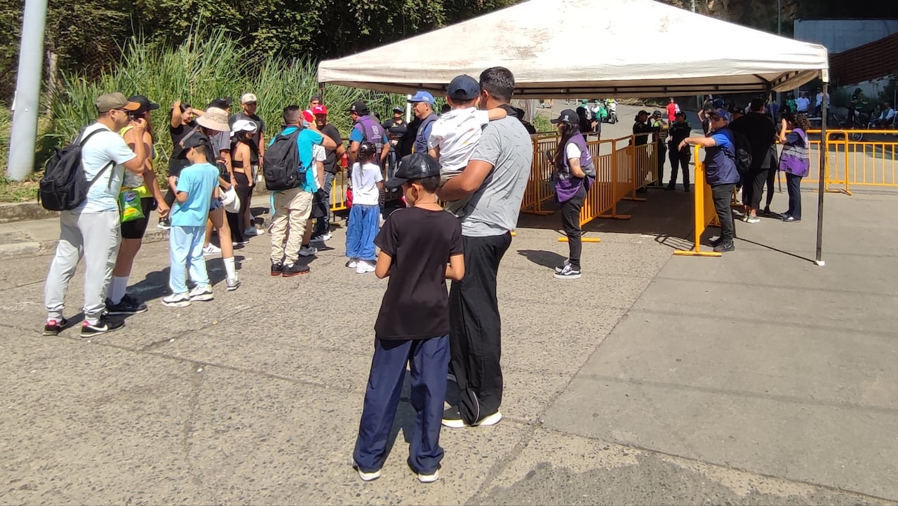 Con restricciones para la subida de menores de edad, mascotas y ciclistas avanza el operativo de jueves Santo en el ascenso al cerro de las tres cruces en Cali.