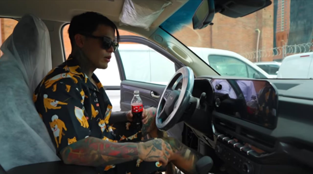 El influencer escogió el vehículo en un concesionario.