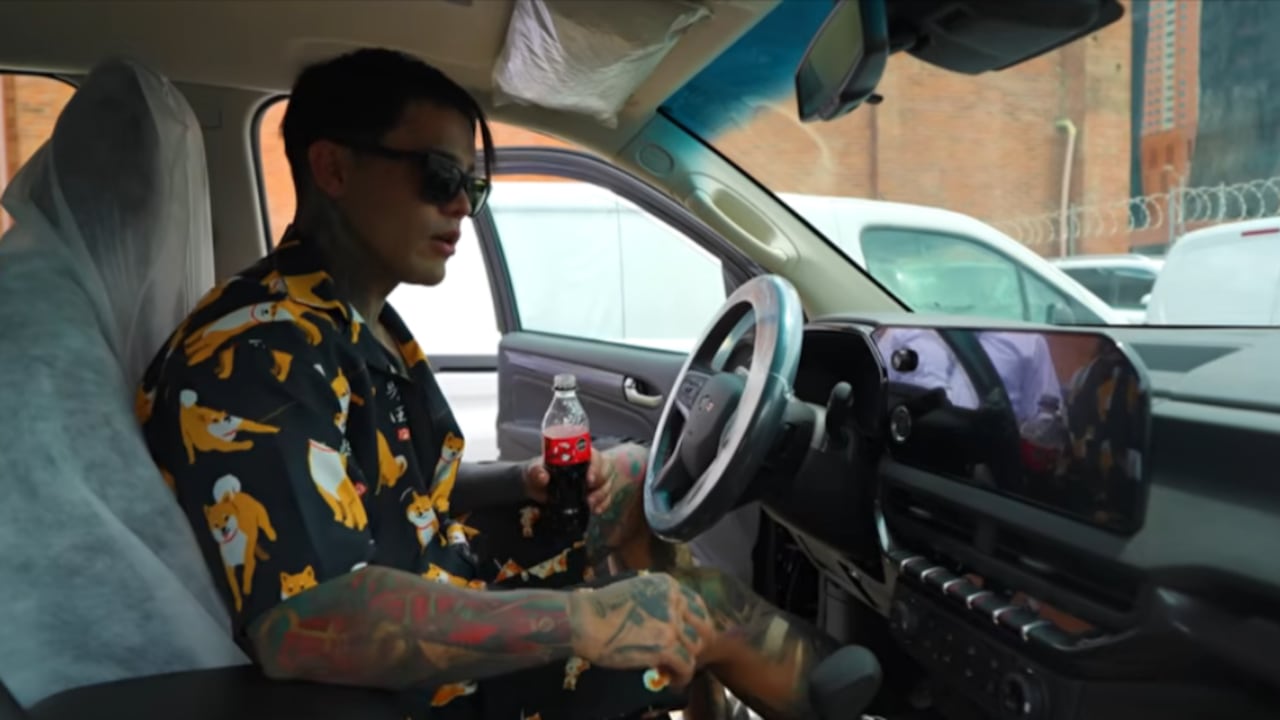 El influencer escogió el vehículo en un concesionario.