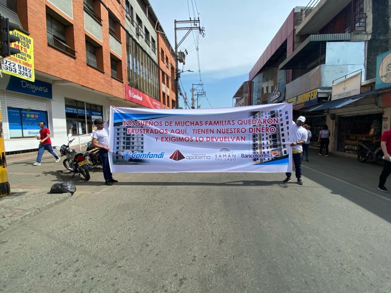 Compradores del proyecto de vivienda, Samán del Lago, salieron a manifestarse en las calles de Jamundí.