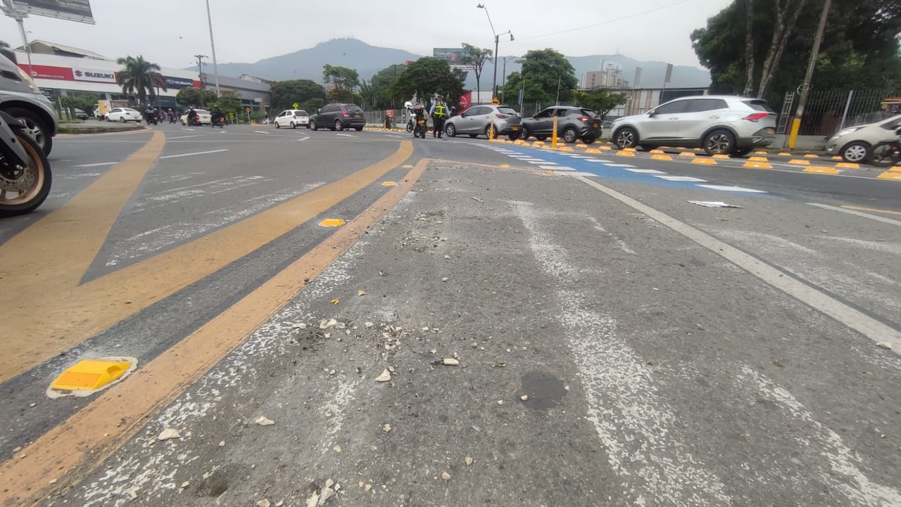 El País constató que solo fueron retirados algunos tramos de taches alrededor de la glorieta.