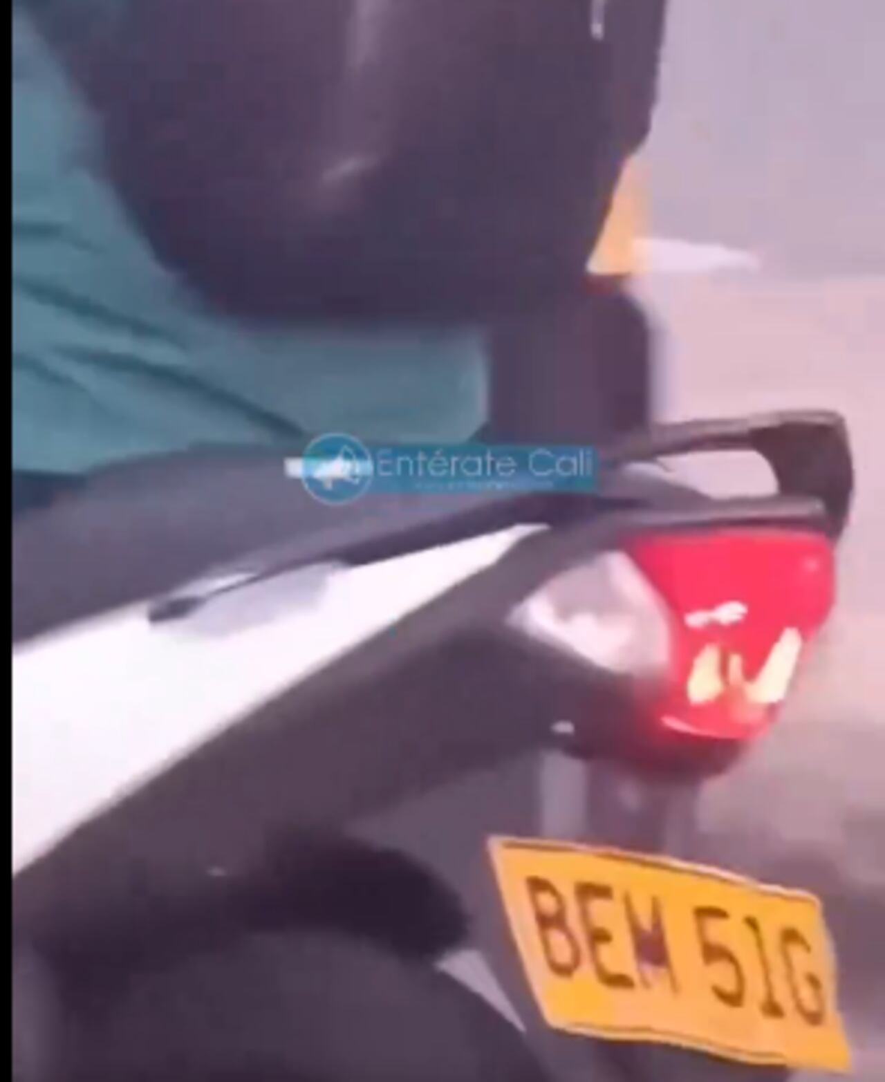 BEM 51G es la placa que se ve en la moto del asaltante, pero existe la duda de si es real o se encuentra alterada.