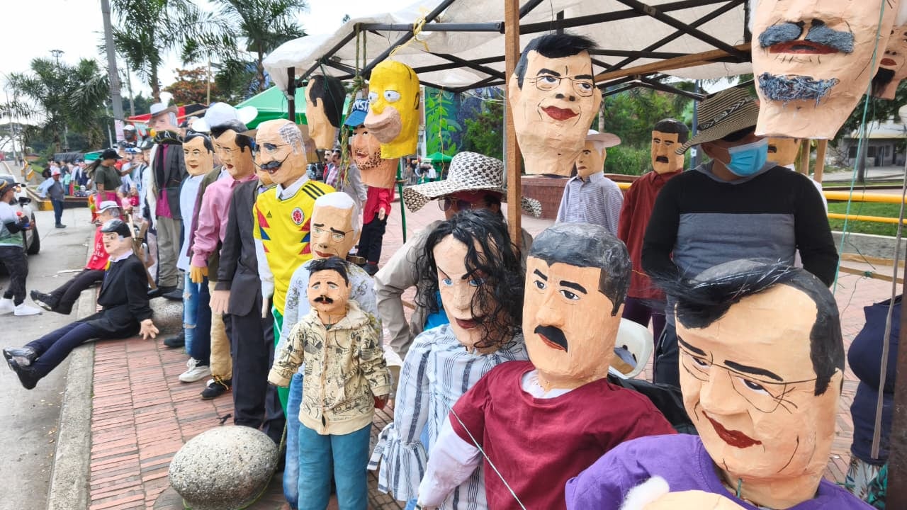 El proceso de elaboración de los años viejos también ha evolucionado con el paso del tiempo, anteriormente los muñecos se fabricaban principalmente con aserrín, pero hoy se utilizan materiales como espuma, papel y madera, lo que permite una mejor estructura y presentación.