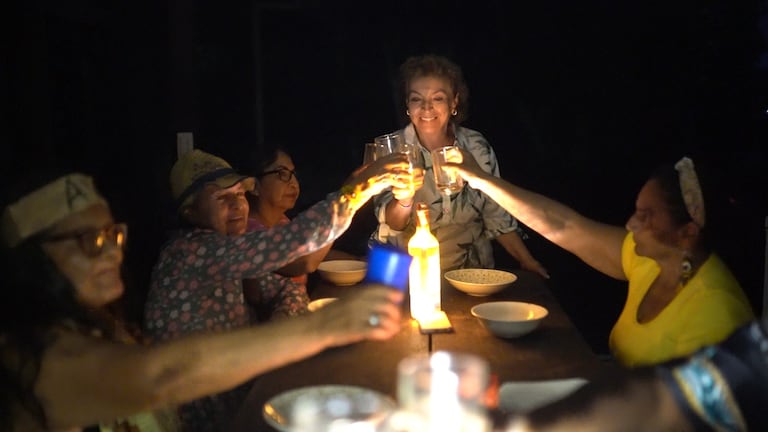 Juntas es el cortometraje documental que narra las historias de resistencia y organización de un grupo de mujeres líderesas en el departamento del Putumayo, una región fuertemente afectada por el conflicto armado y la violencia.