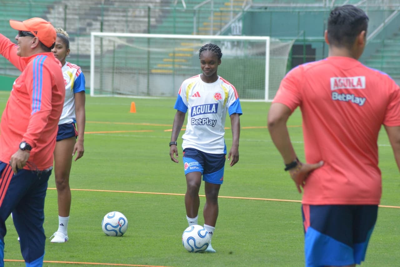 Linda Caicedo fue una de las jugadoras que se llevó los reflectores en el entrenamiento.