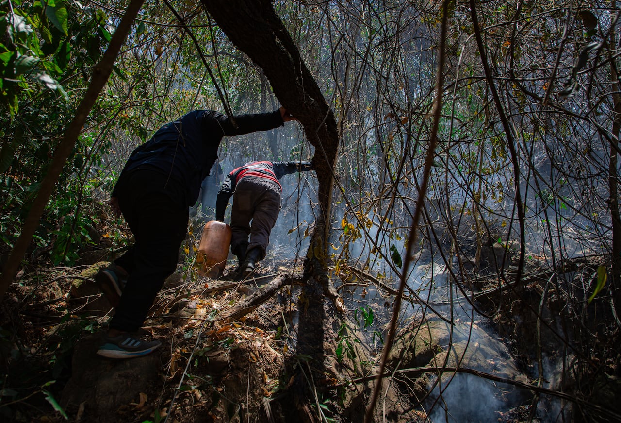 Incendios forestales en el departamento del Tolima
Bomberos, helicóptero